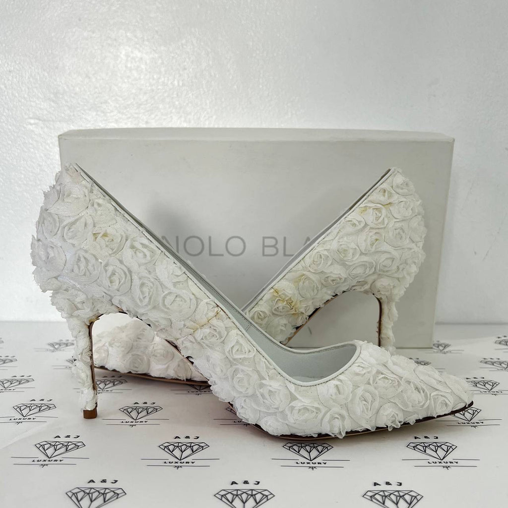 [PRE LOVED] Manolo Blahnik Floral Lace Pumps in White Size 37.5EU