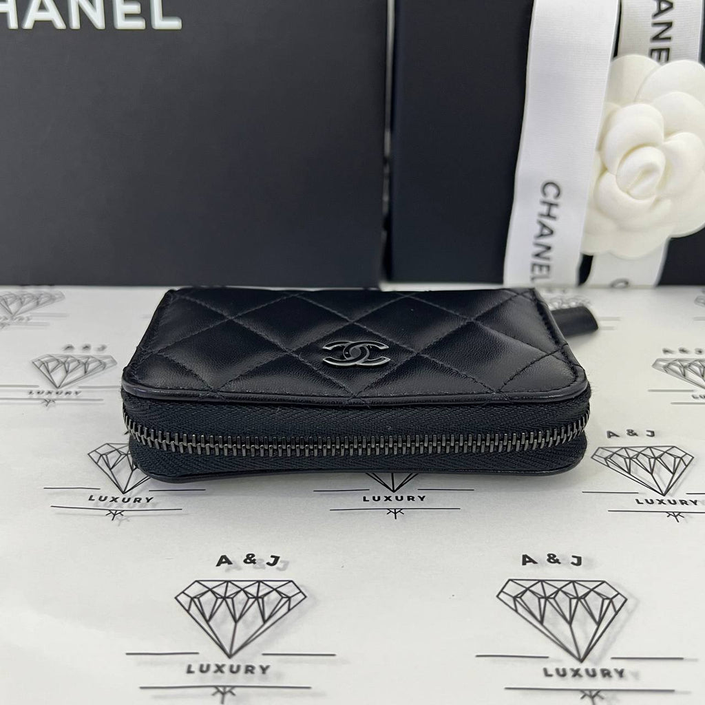 [BRAND NEW] Chanel Zippy Cardholder So Black in Lambskin (microchipped)
