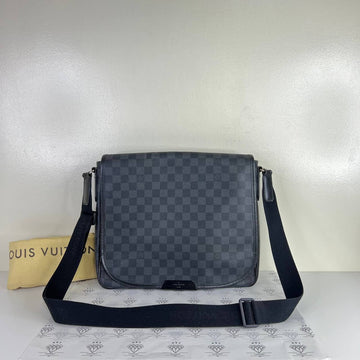 [PRE LOVED] Louis Vuitton Daniel MM Messenger in Graphite (SP1110)