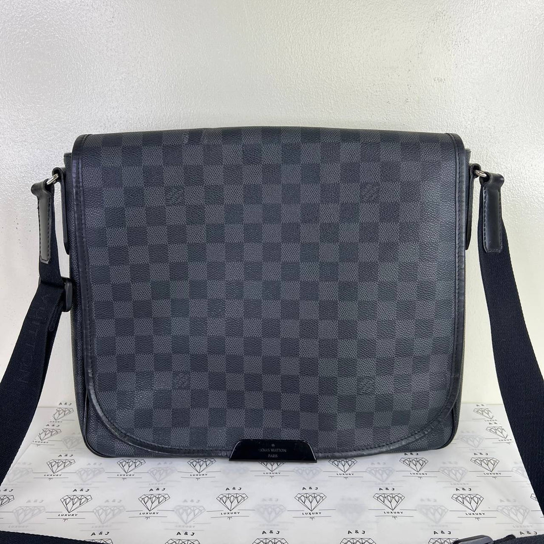 [PRE LOVED] Louis Vuitton Daniel MM Messenger in Graphite (SP1110)