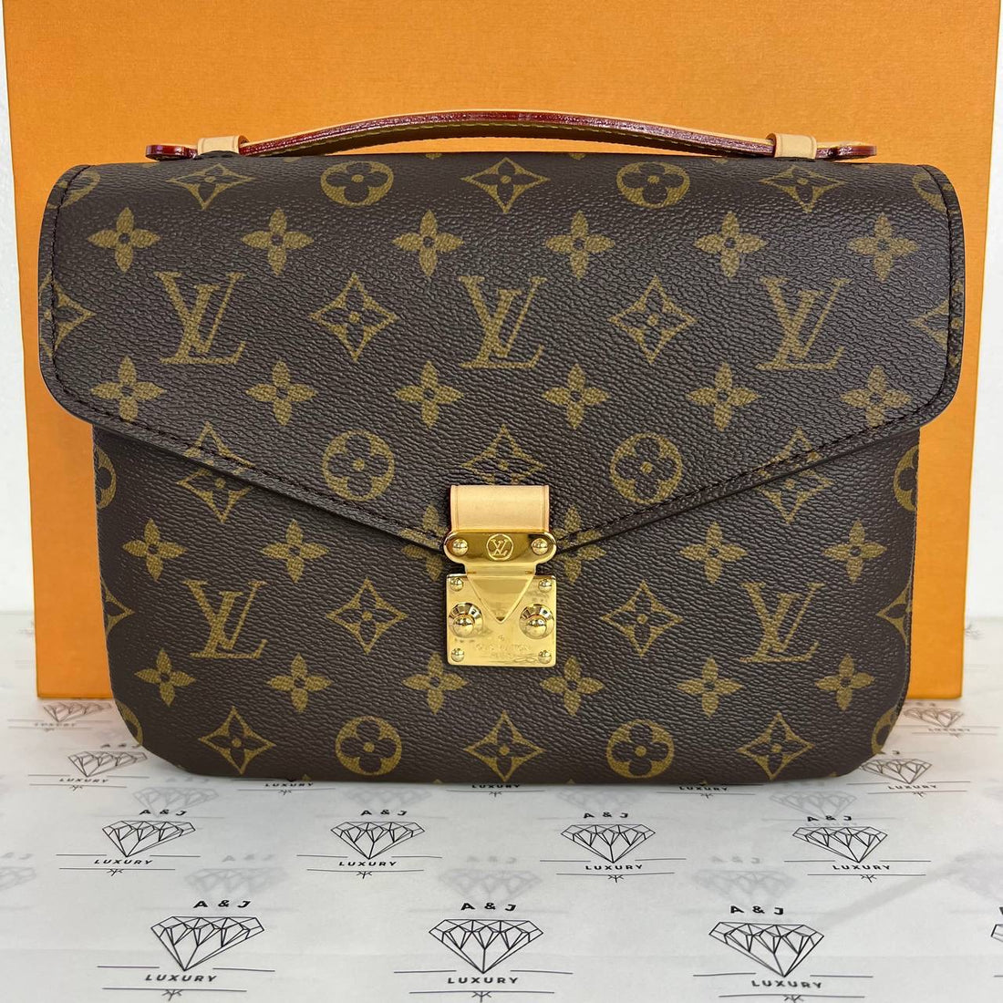 [PRE LOVED] Louis Vuitton Pochette Metis in Monogram Canvass (microchipped)