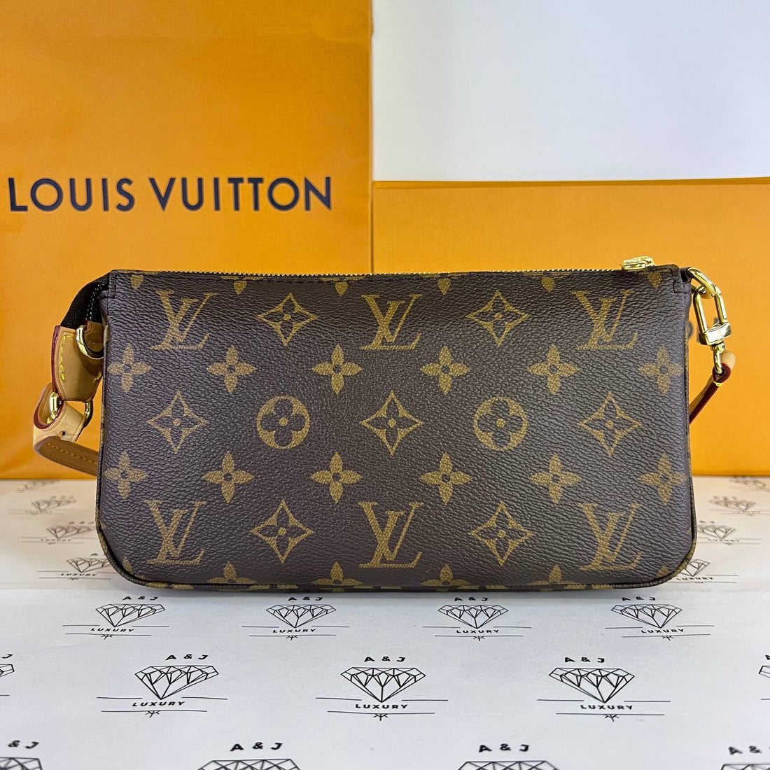 [PRE LOVED] Louis Vuitton Pochette Accessoires in Monogram Canvass (microchipped)
