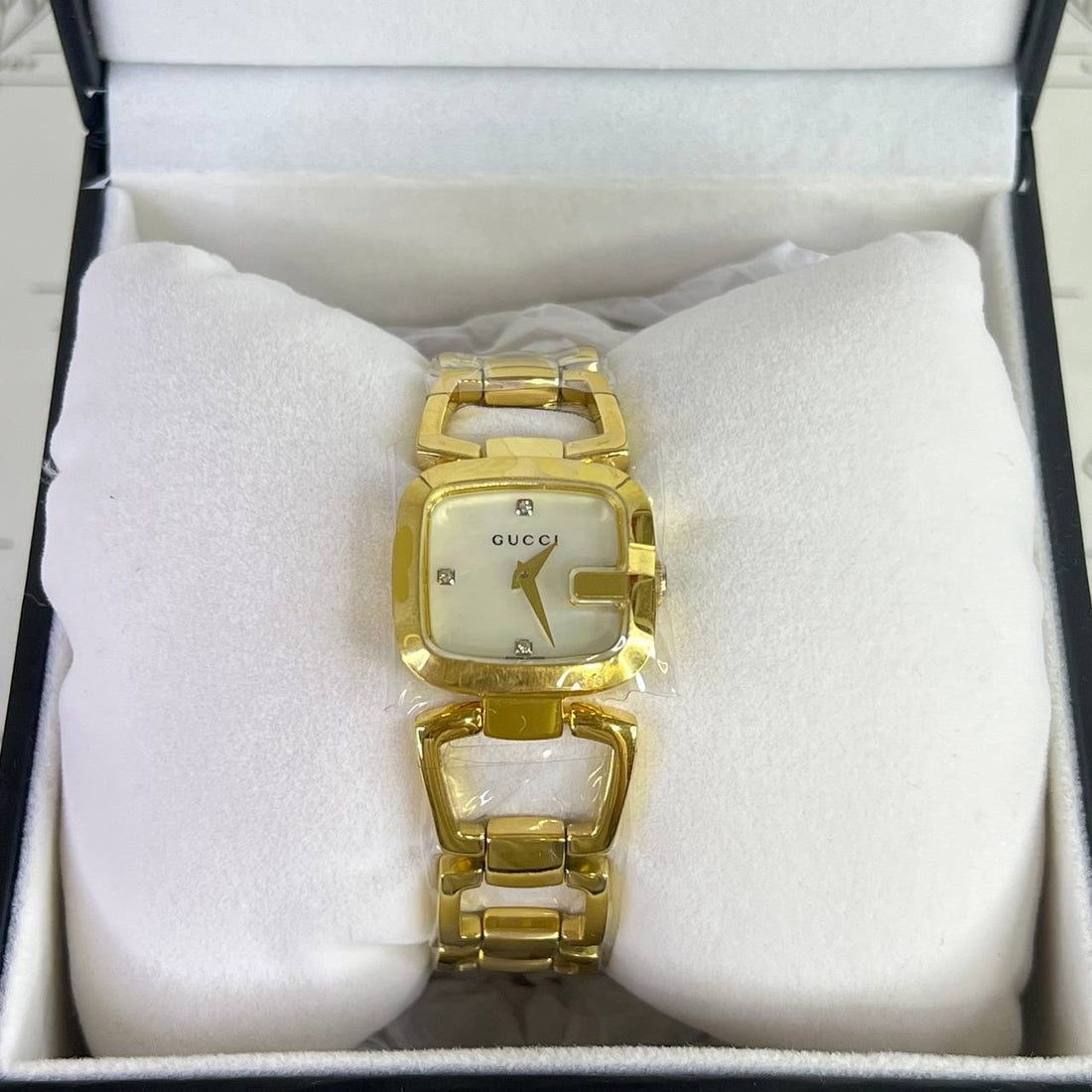 [BRAND NEW] Gucci Watch Mother of Pearl Dial in Gold