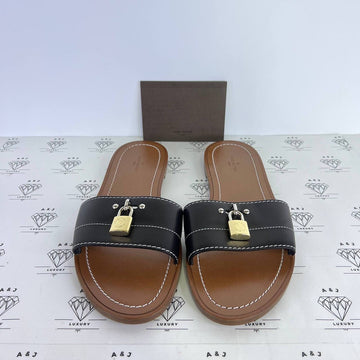 [PRE LOVED] Louis Vuitton Lock It Flat Mules in Black Size 38.5EU