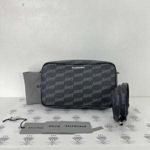 [PRE LOVED] Balenciaga Medium Signature Camera Bag in Black