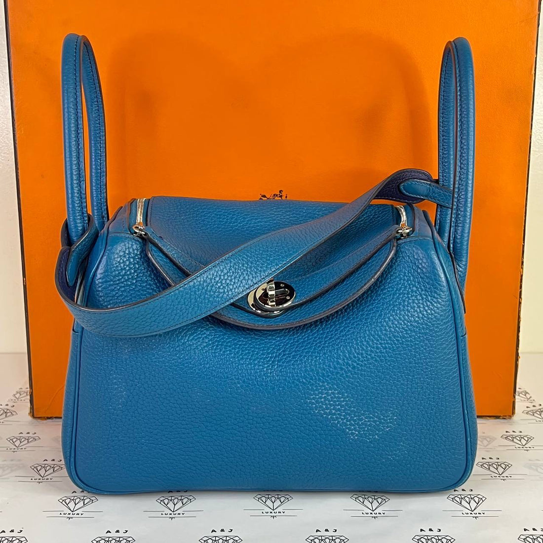 [PRE LOVED] Hermes Lindy 26 in Bleu Izmir/Bleu Nuit Clemence Leather PHW (Stamp R Square - 2014)
