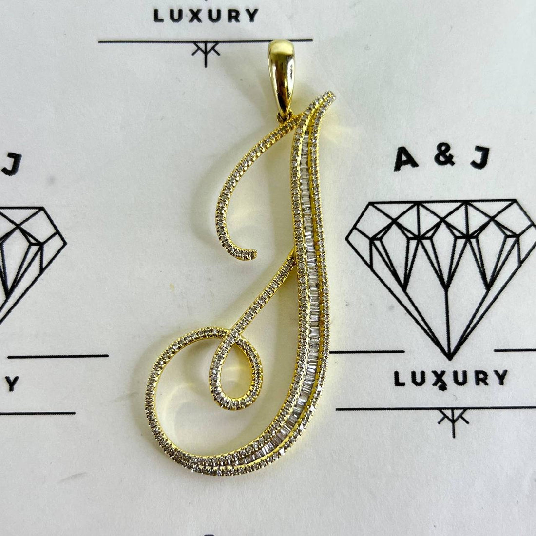 [BRAND NEW] Initial Pendant in Gold Approx. 2CT