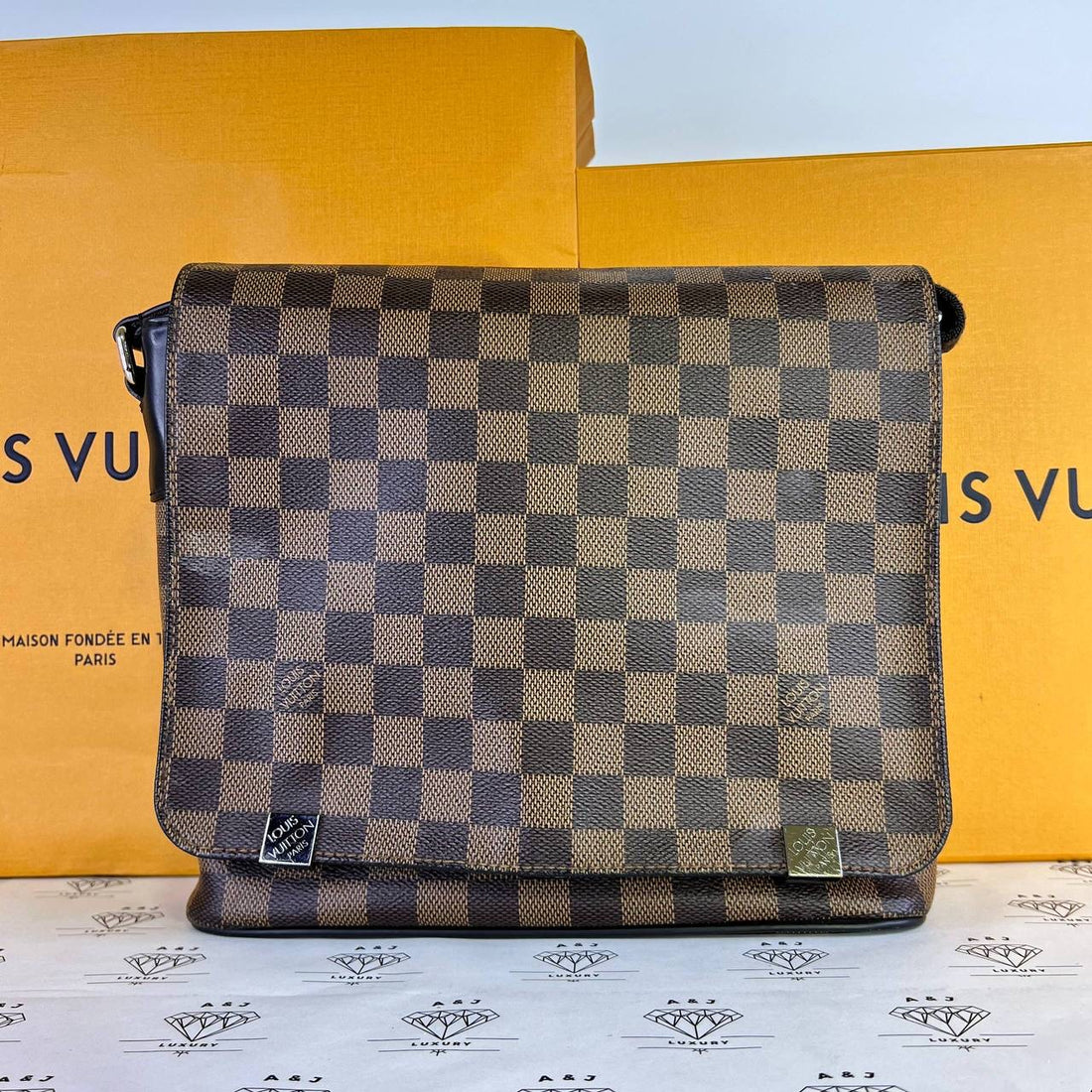 [PRE LOVED] Louis Vuitton District PM in Damier Ebene Canvass (CA4176)