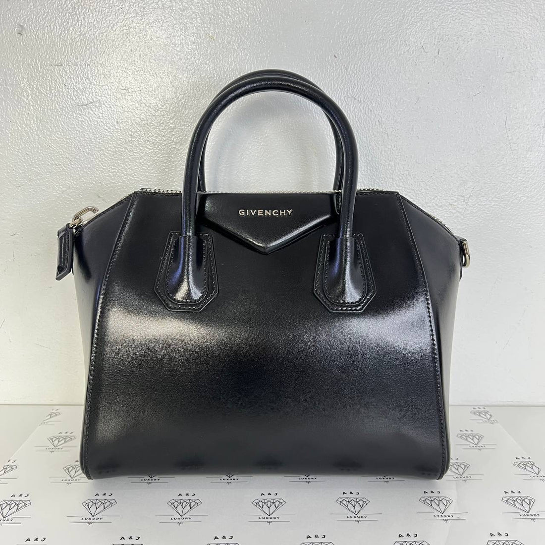 [PRE LOVED] Givenchy Medium Antigona in Black Calfskin Leather SHW