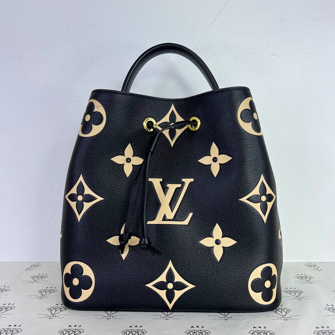[PRE LOVED] Louis Vuitton Neo Noe MM in Black/Creme Bicolor Empreinte Leather (microchipped)