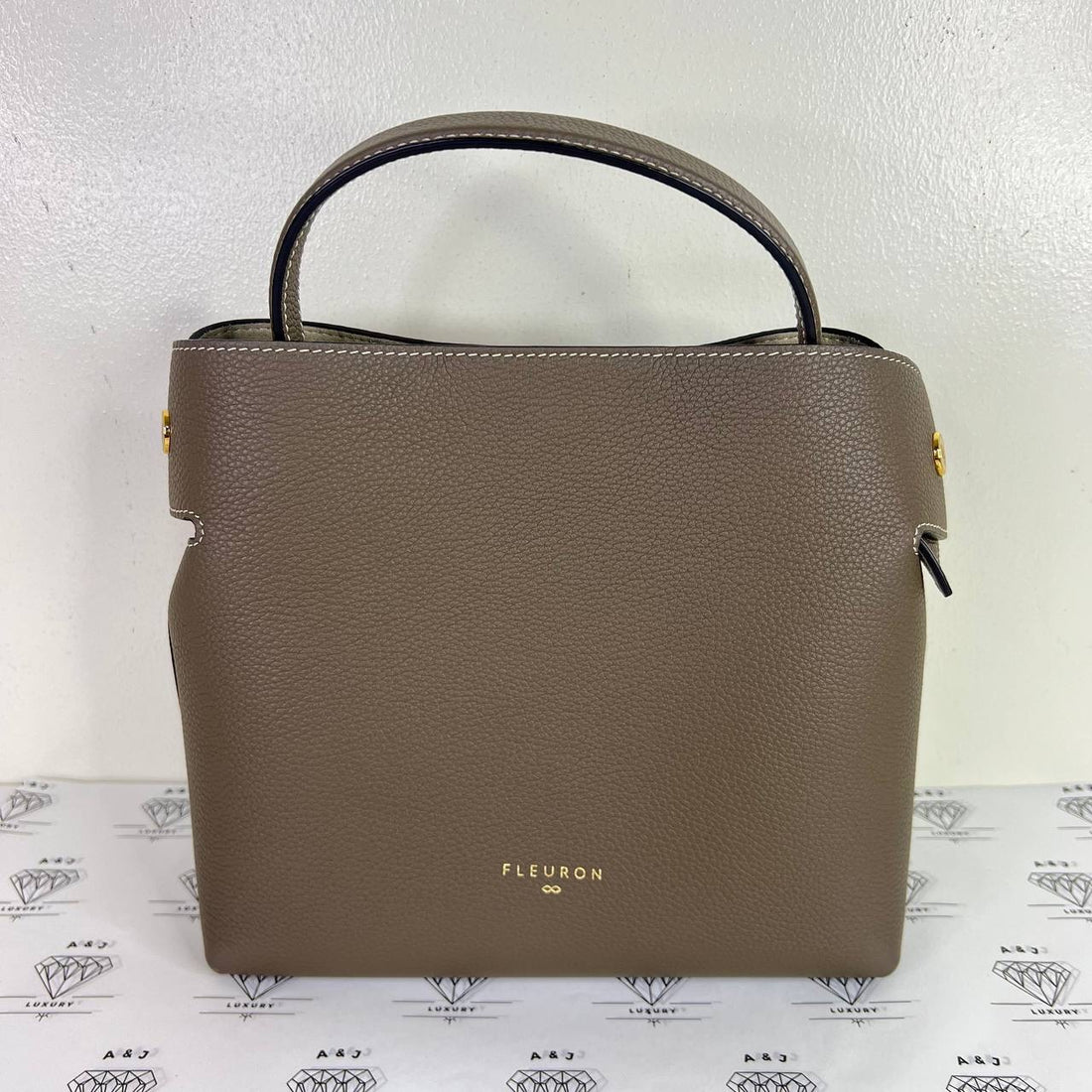 [PRE LOVED] Fleuron Medium Swann in Taupe