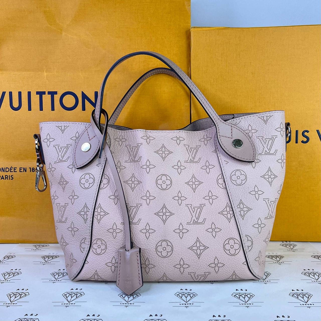 [PRE LOVED] Louis Vuitton Hina PM in Magnolia Mahina Leather SHW (DR0240)