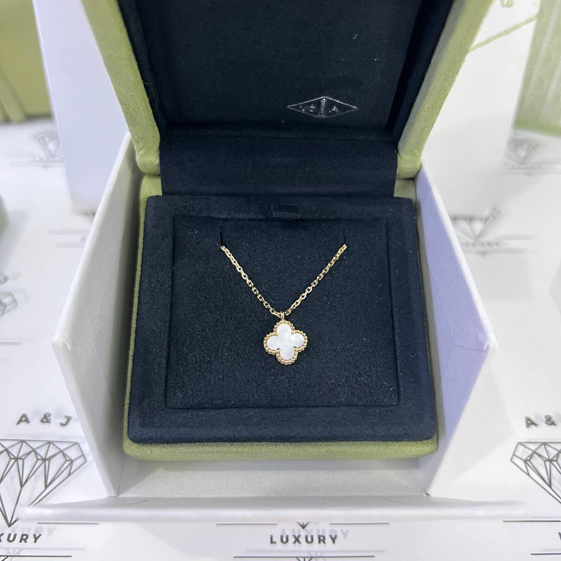 [BRAND NEW] Van Cleef & Arpels Sweet Alhambra Pendant Mother of Pearl