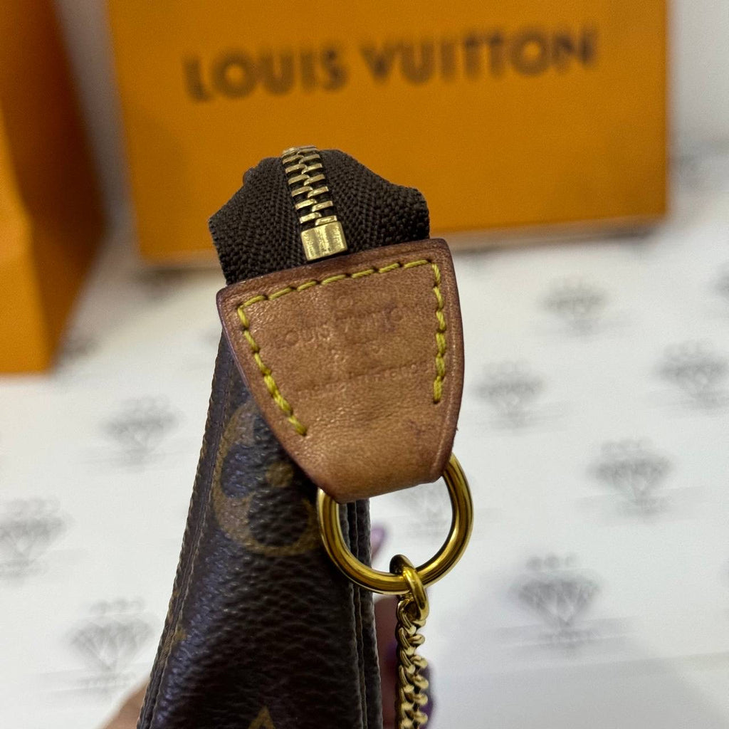 [PRE LOVED] Louis Vuitton Mini Pochette Accessoires in Monogram Canvass (SF0270)