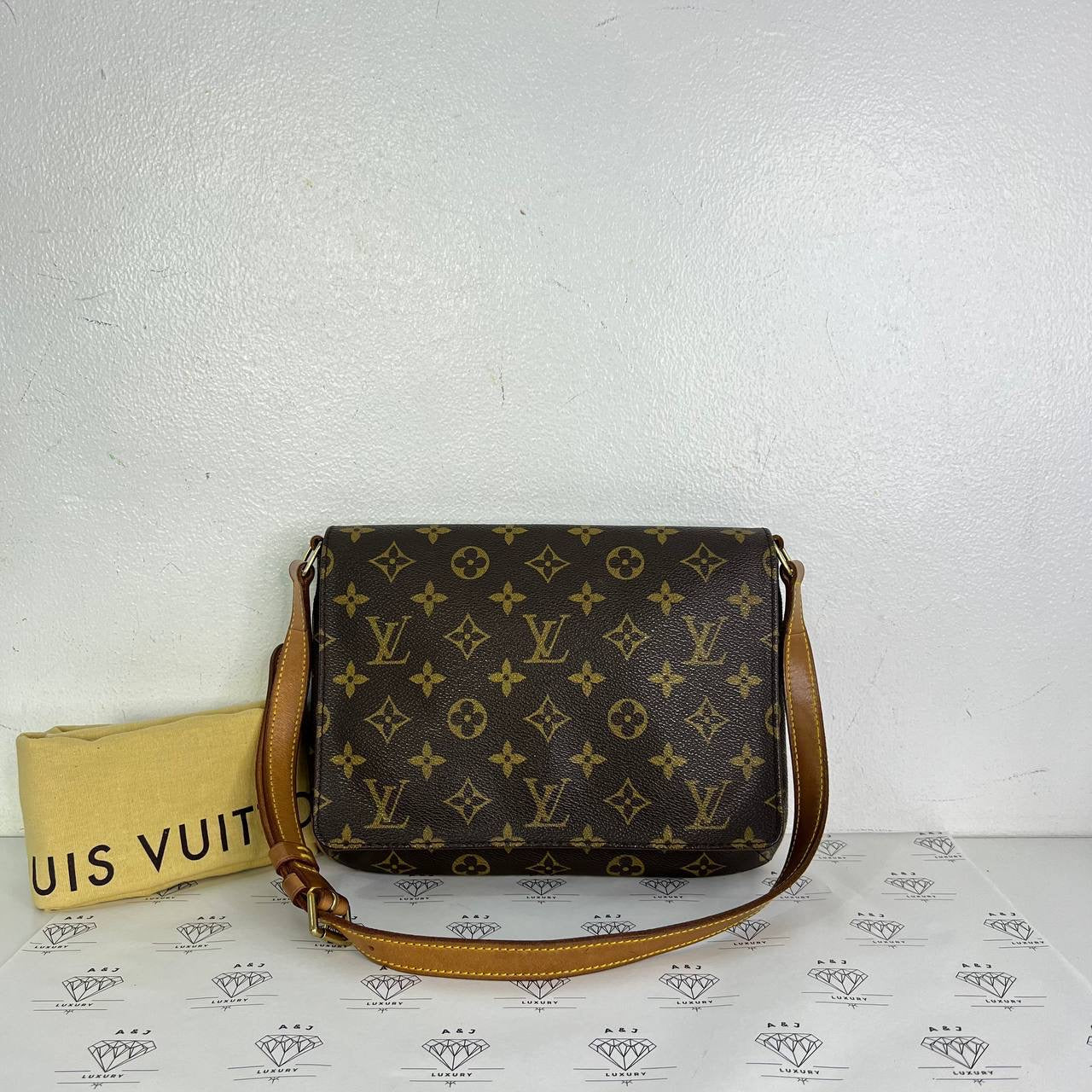 [PRE LOVED] Louis Vuitton Musette Tango in Monogram Canvass (SP0949)