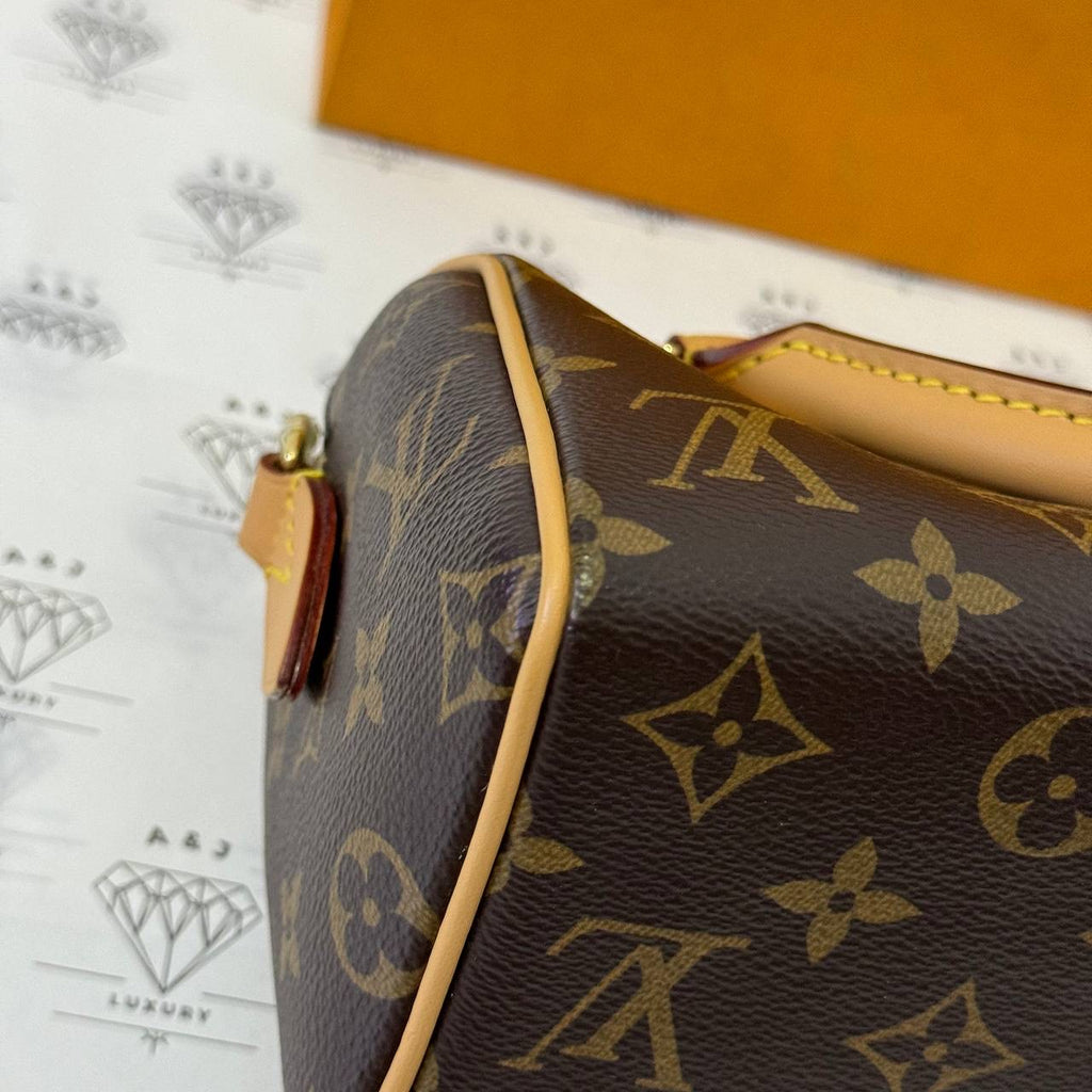 [PRE LOVED] Louis Vuitton Speedy 20 in Monogram Canvass Noir Adjustable strap (microchipped)