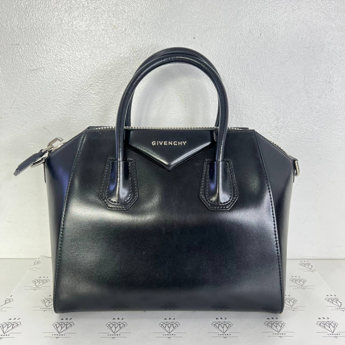 [PRE LOVED] Givenchy Medium Antigona in Black Calfskin Leather SHW
