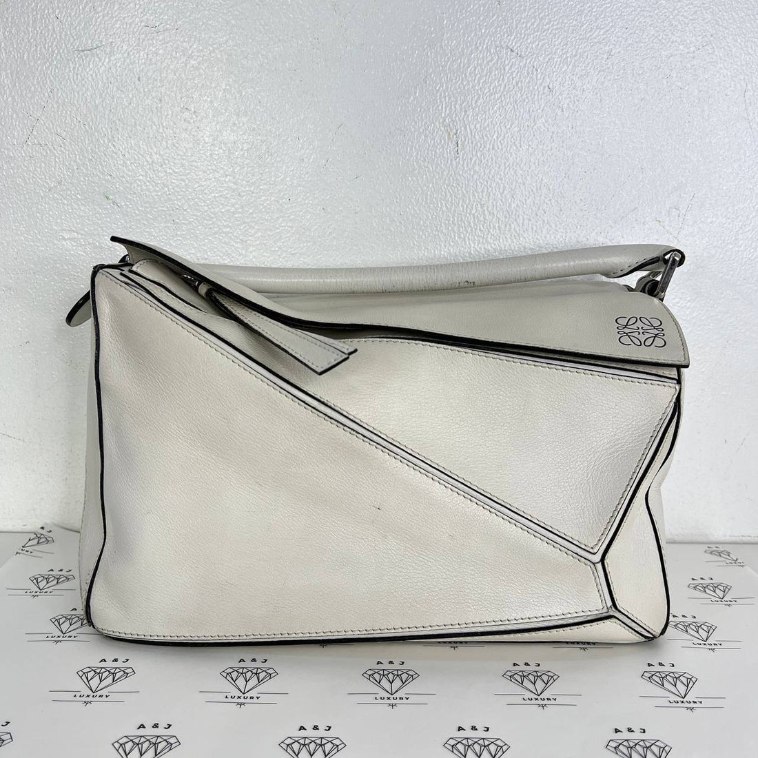 [PRE LOVED] Loewe Medium Puzzle in White Calfskin Leather SHW