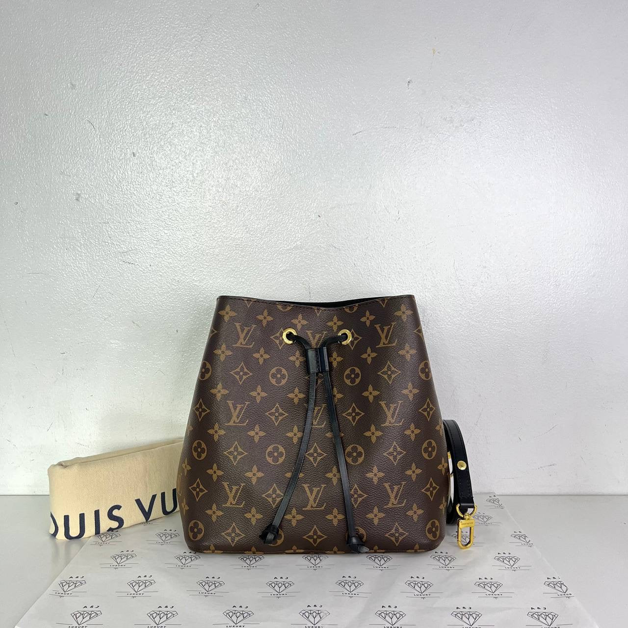 [PRE LOVED] Louis Vuitton Neo Noe in Monogram Canvass Noir interior (microchipped)