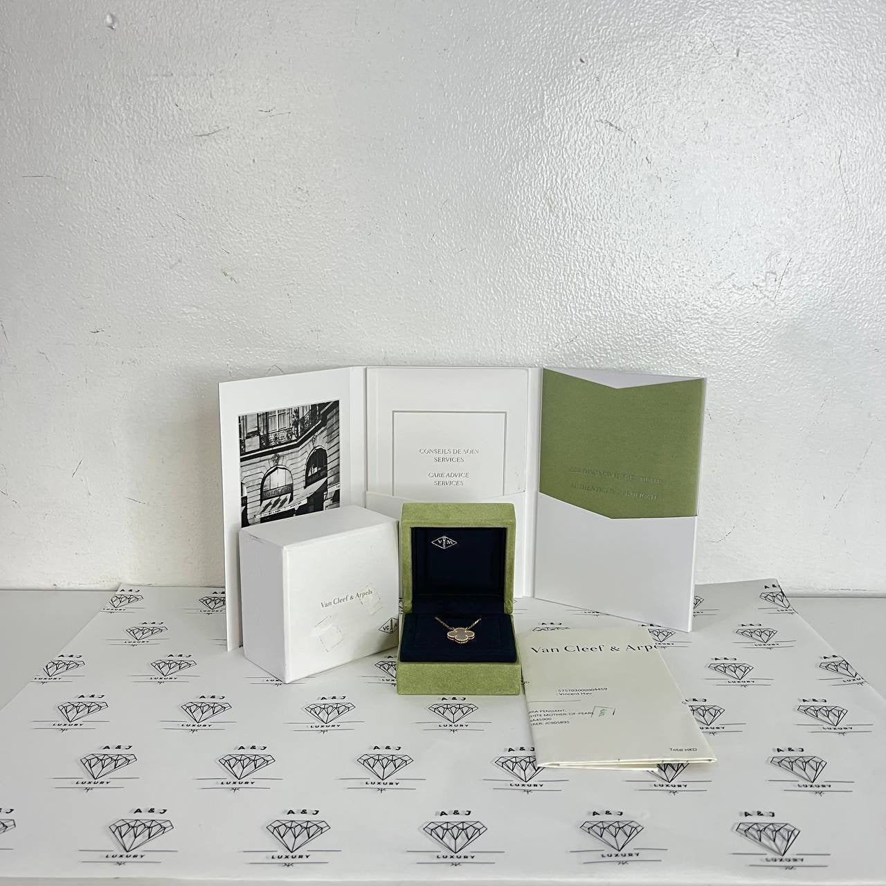 [PRE LOVED] Van Cleef & Arpels Vintage Alhambra Pendant Mother of Pearl (2021)