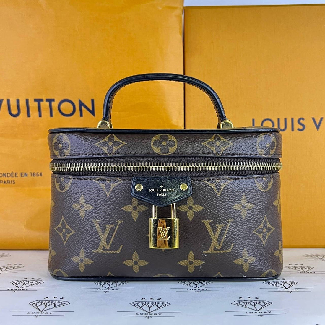 [PRE LOVED] Louis Vuitton Vanity Chain Pouch in Reverse Monogram Canvass (microchipped)