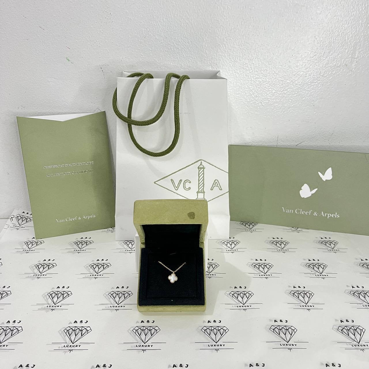 [PRE LOVED] Van Cleef & Arpels Sweet Alhambra Pendant Mother of Pearl (2020)