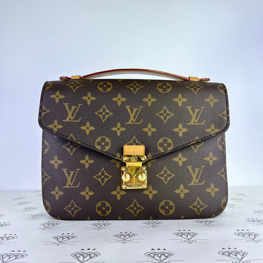 [PRE LOVED] Louis Vuitton Pochette Metis in Monogram Canvass (microchipped)