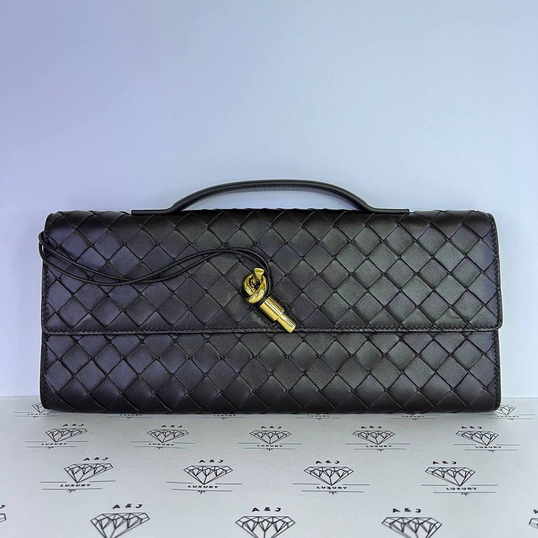 [PRE LOVED] Bottega Veneta Andiamo Clutch in Fondant GHW