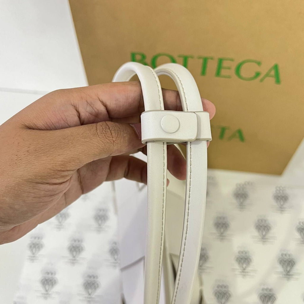 [PRE LOVED] Bottega Veneta Arco Tote in White Intrecciato Leather