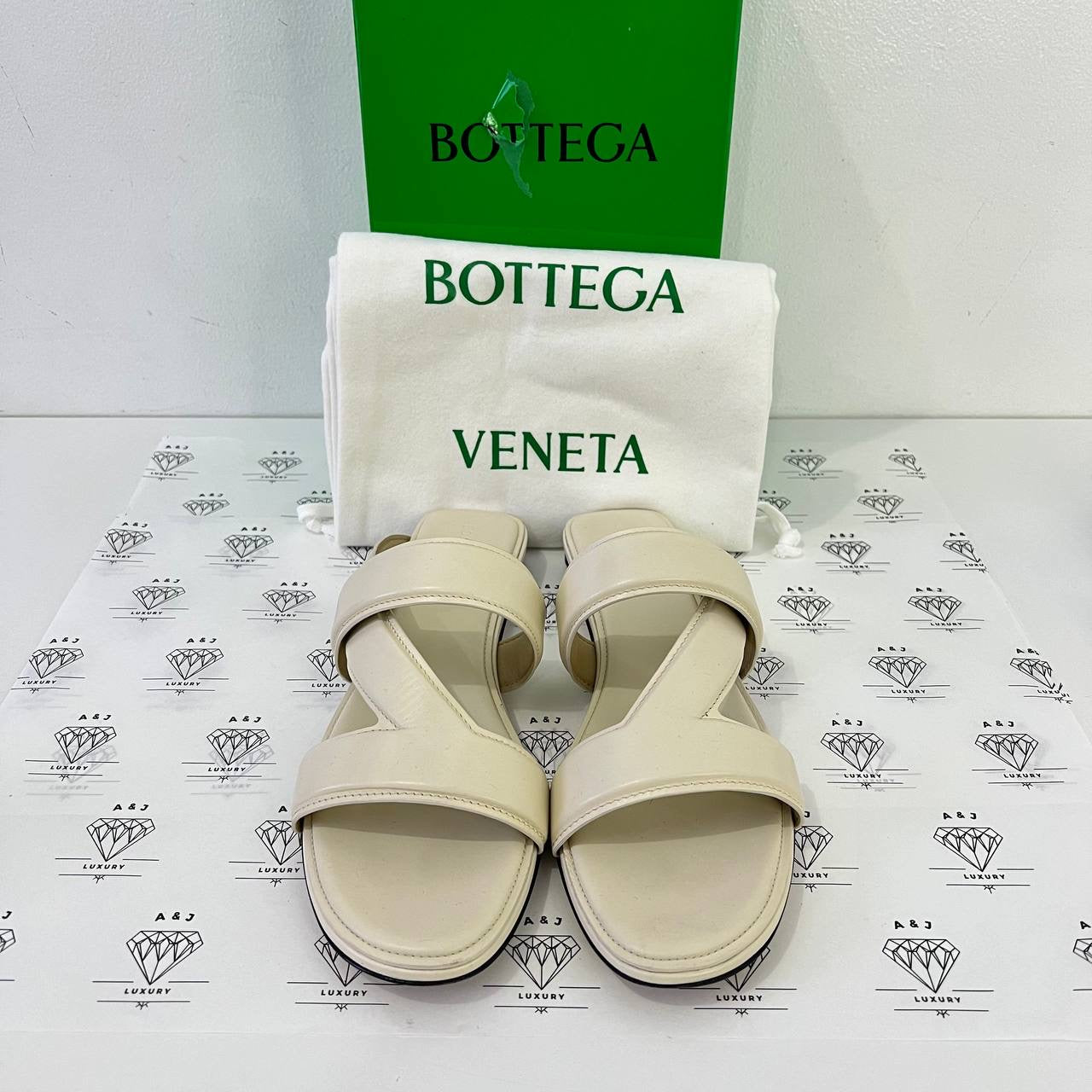 [PRE LOVED] Bottega Veneta Calf Leather Mule Sandals in White Size 40EU