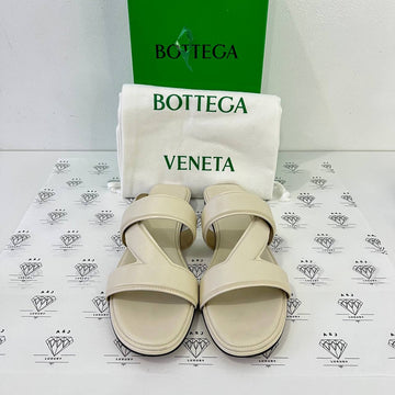 [PRE LOVED] Bottega Veneta Calf Leather Mule Sandals in White Size 40EU