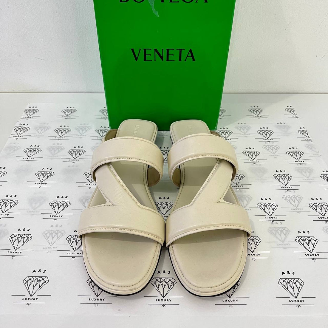 [PRE LOVED] Bottega Veneta Calf Leather Mule Sandals in White Size 40EU