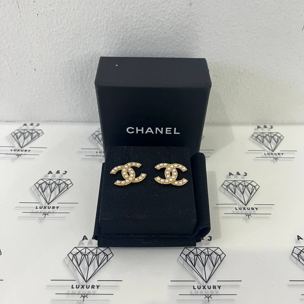 [PRE LOVED] Chanel Earrings in Gold with pearls